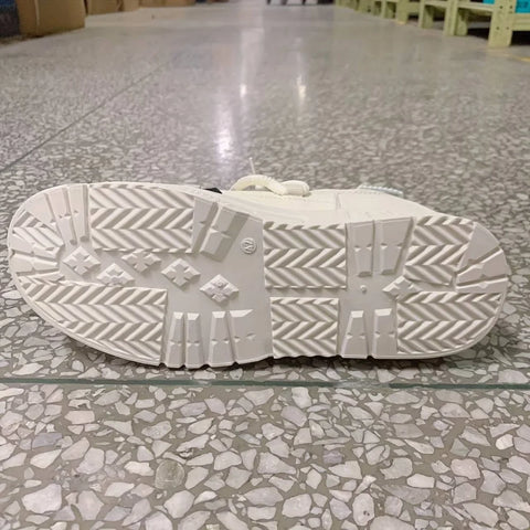 Nebula erkek sneakers’ın beyaz spor ayakkabısının chevron tread deseni