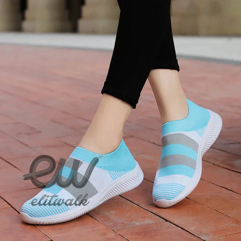 Nolessa kadın spor ayakkabı, mavi beyaz çizgili slip-on tasarımıyla şıklık sunar