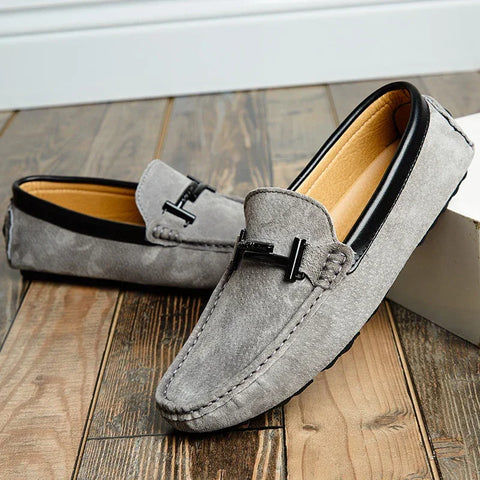 Nove günlük erkek ayakkabı, gri süet loafers, siyah trim ve metal donanım ile