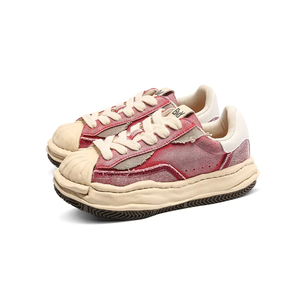 Pembe rengi ve krem tonlarında, uzun süreli Remo sneakers tasarımı