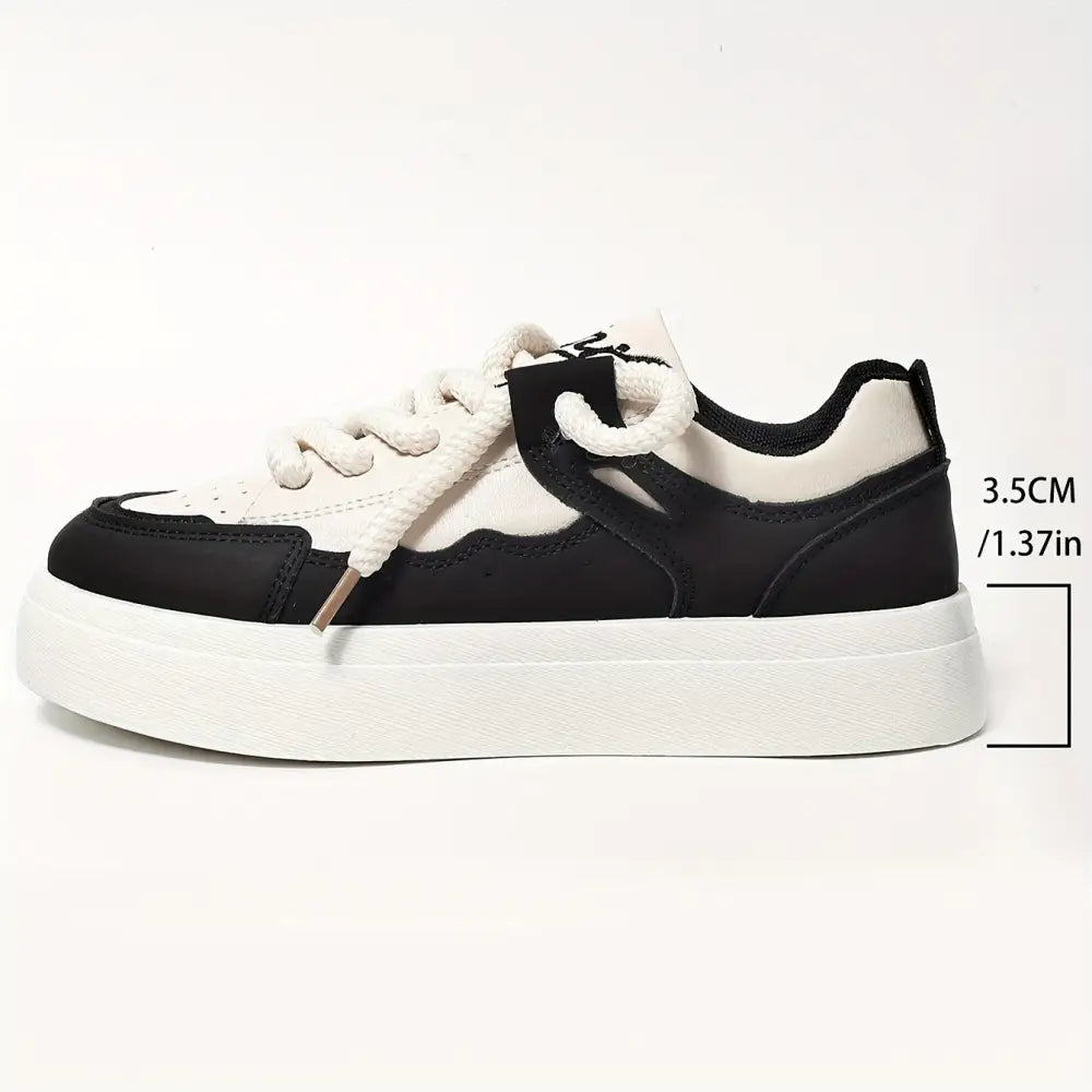 Solvia kadın sneaker, kalın beyaz taban ve bağcıklarla siyah beyaz tasarım