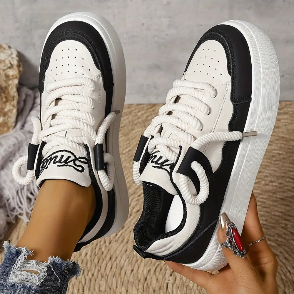 Retro tasarıma sahip Solvia kadın sneaker, siyah beyaz ikili kombinasyonu