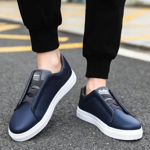 Navy mavi Tarmel erkek sneakers, beyaz taban ve siyah elastik paneller ile