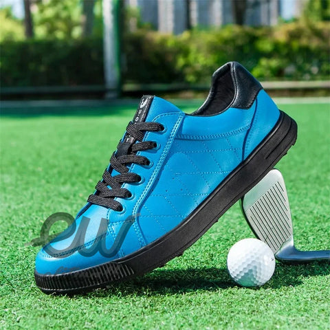 Parlak mavi Terlon erkek converse, golf topunun yanında konumlandırılmış