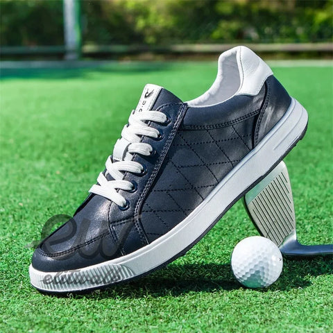 Navy mavi deri Terlon erkek converse, beyaz bağcık ve golf topu yanında