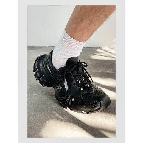 Siyah kalın tabanlı sneaker, beyaz çorapla Ternis unisex sandalet olarak kullanılmış