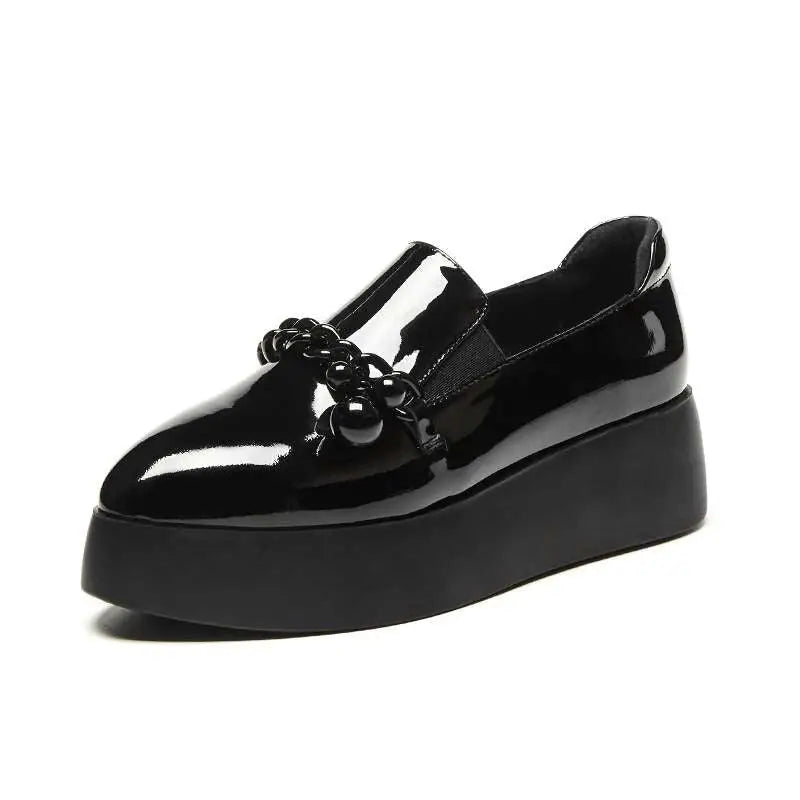 Siyah rugan kadın platform loafer, zincir detayı ile Vernilo markasına ait