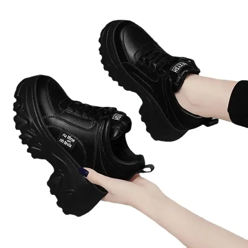 Zarlene kadın sneakers, kalın tabanlı ve velcro kayışlı siyah spor ayakkabılar