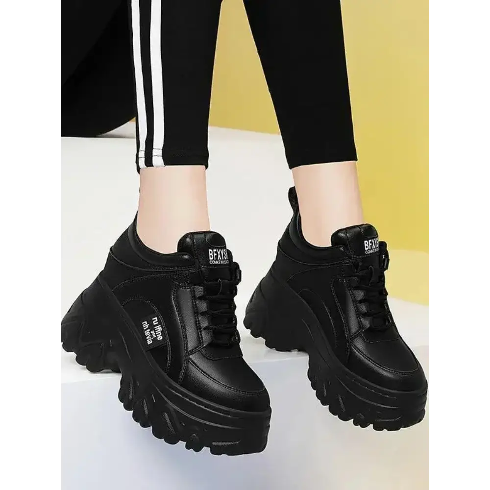 Zarlene kadın sneakers, kalın tabanlı ve bağcıklı şık siyah platform ayakkabılar
